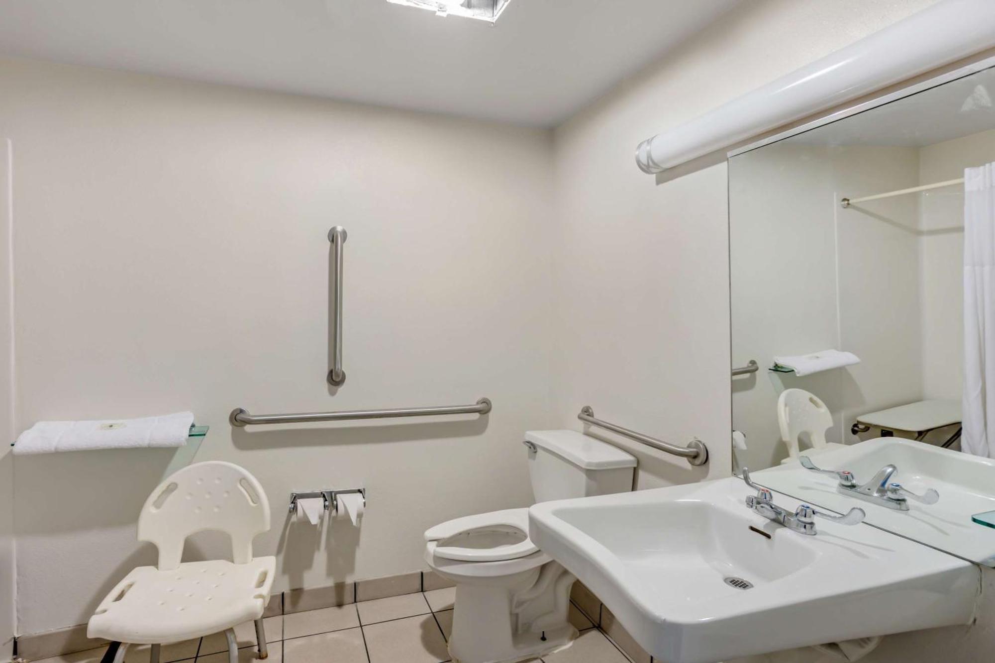 Quality Inn Enola - Harrisburg Bagian luar foto