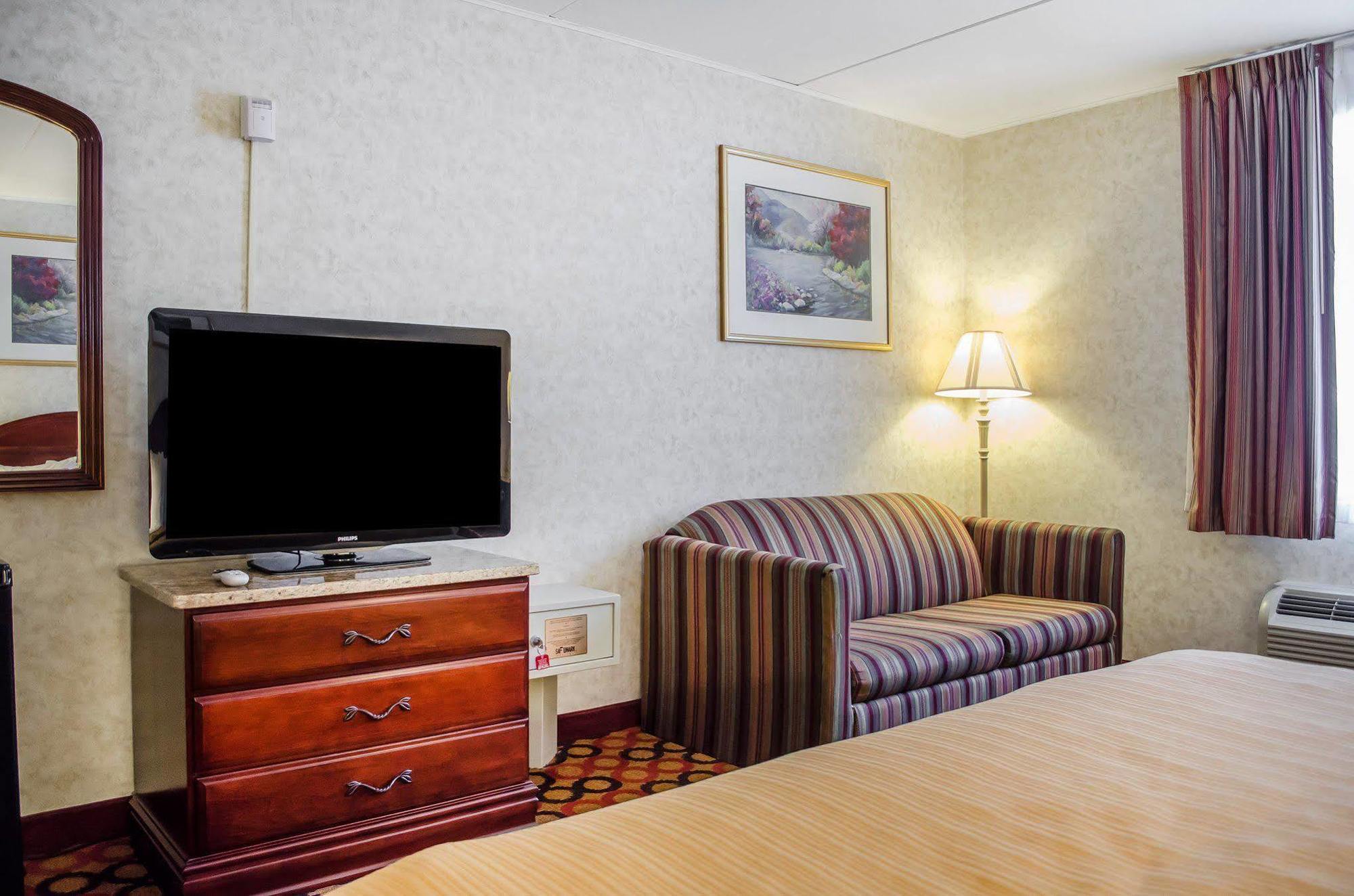 Quality Inn Enola - Harrisburg Bagian luar foto